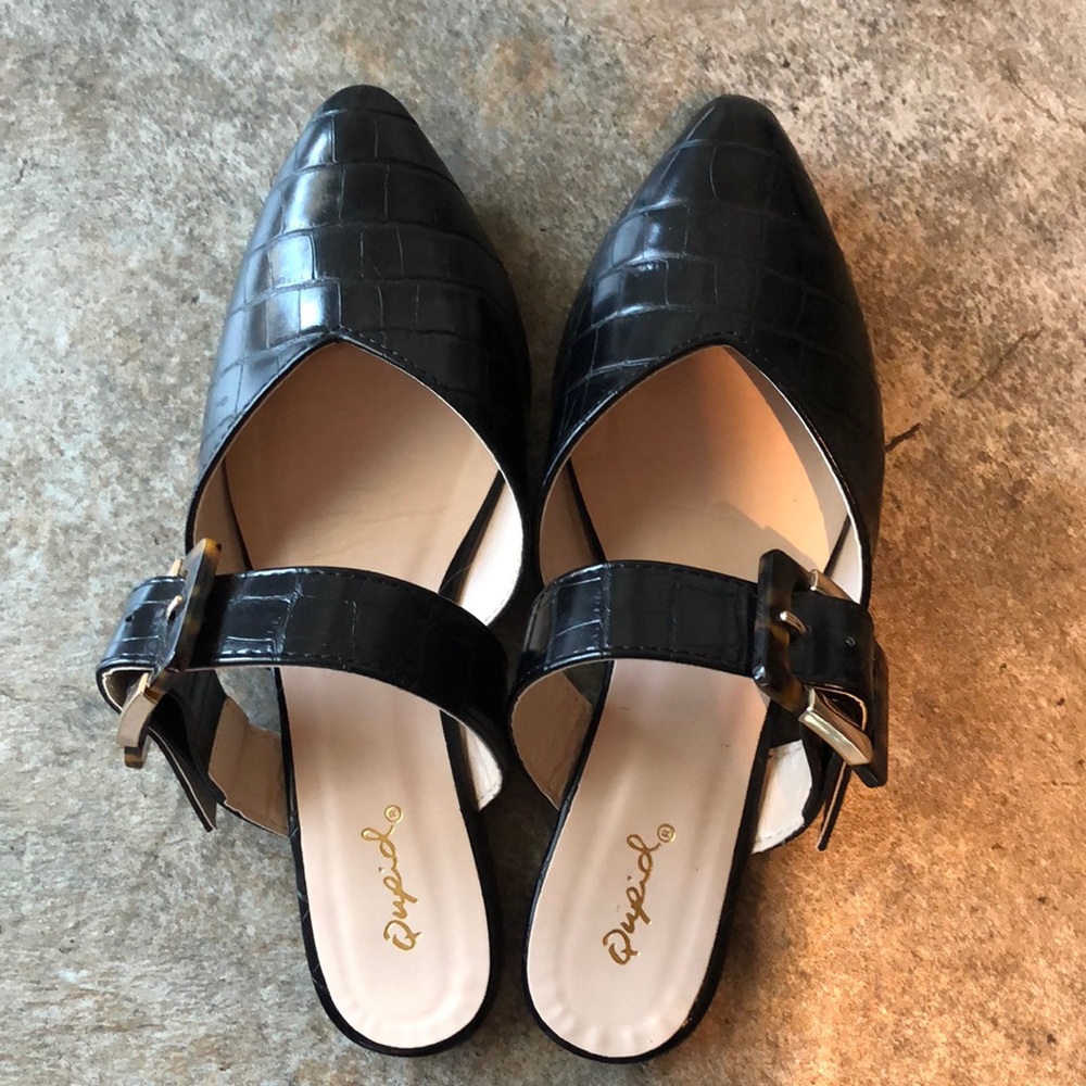 Size 6 black slides